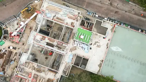 高空俯視葵涌火葬場建築工地的屋面、開放式結構及施工設備
