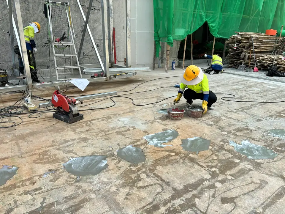 工程人員在天台拆除舊防水層並整理基面
