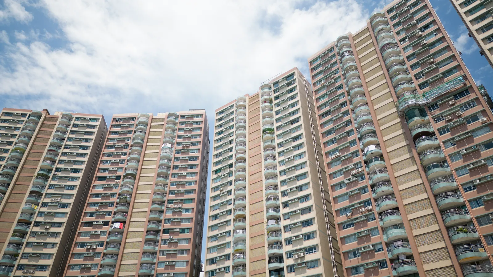 低角度仰望薄扶林碧瑤灣多座住宅大廈,右側外牆設有棚架