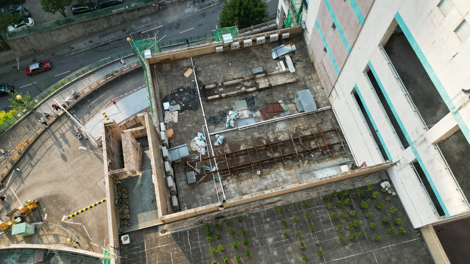 葵涌安蔭商場平台天台航拍，可見斑駁地磚、金屬支架及設備管線