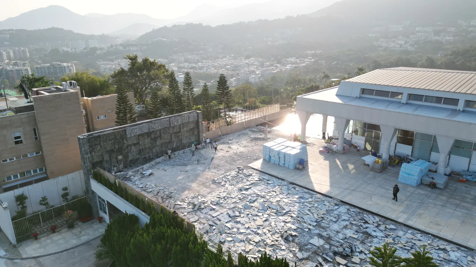 西貢區私人會址工程：會址建築旁已拆除舊面層屋面的航拍