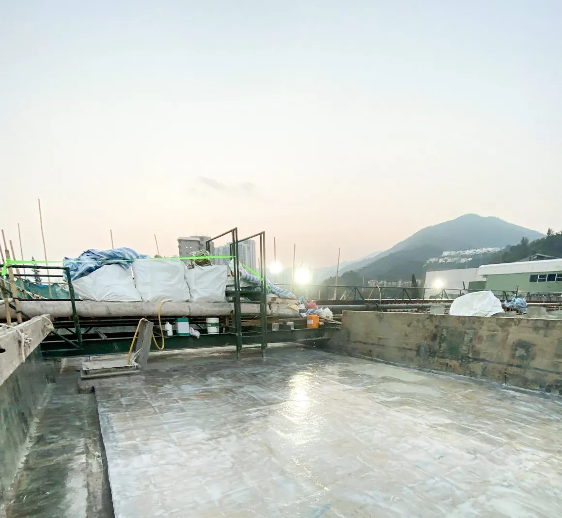 沙田馬場馬廄長方形屋面槽位的反光灰色表面,遠處可見山景