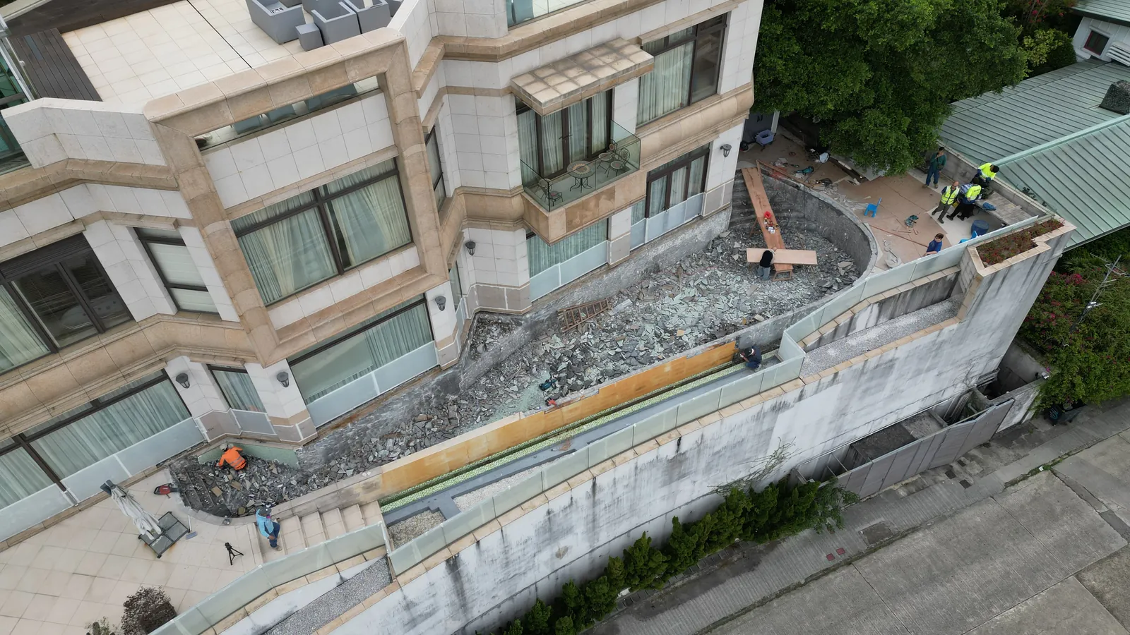 銀線灣銀臺路工程:獨立屋外牆、露台及泳池旁已拆除表面的斜角航拍
