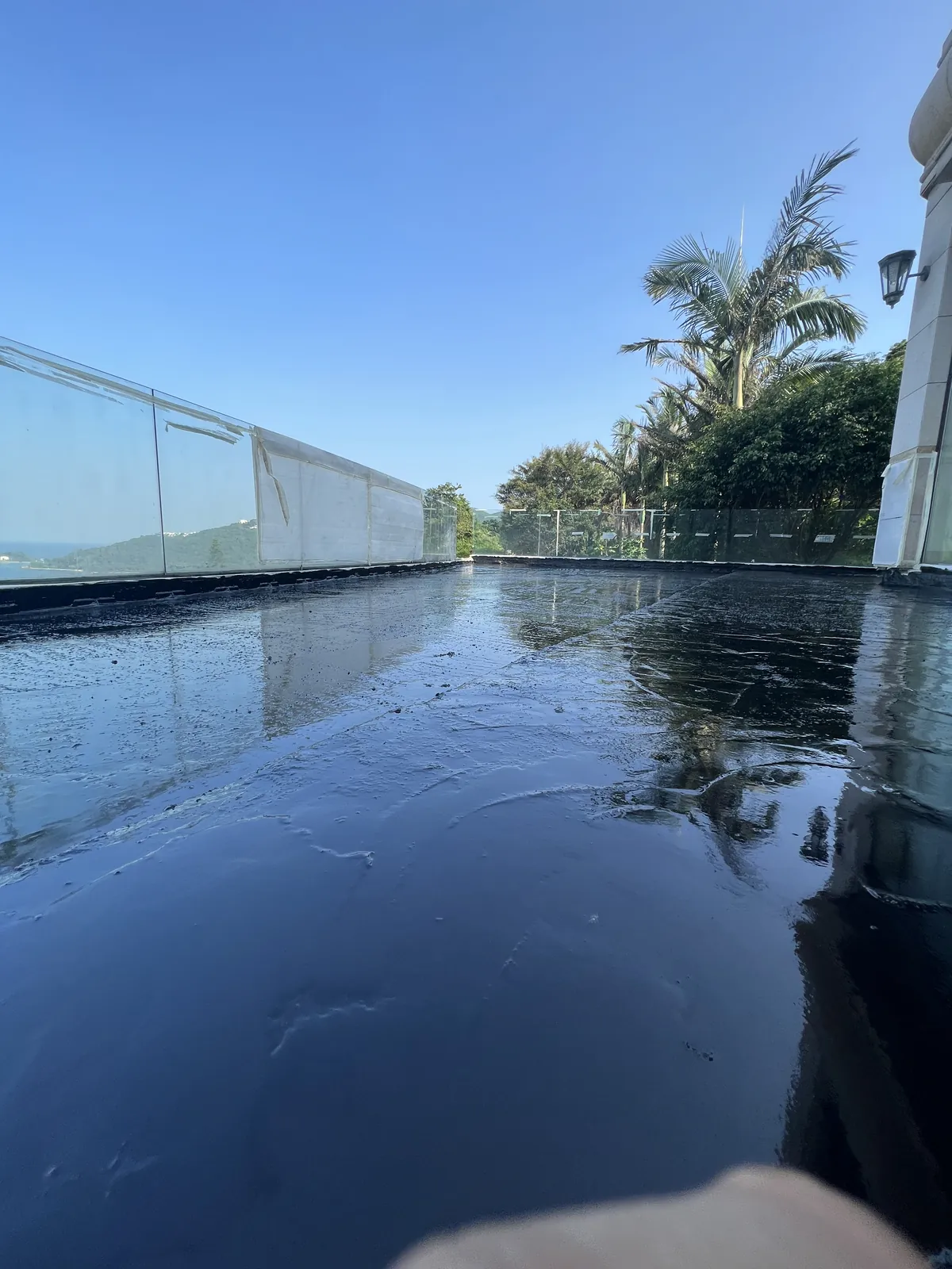 住宅屋面正在建立連續深色防水表面