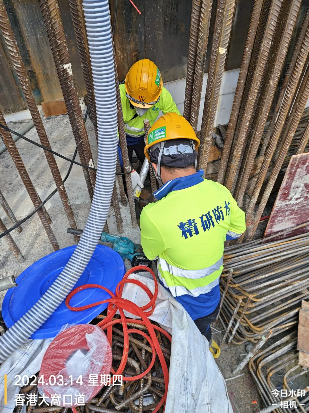 大窩口道公營房屋工程：工人在密集鋼筋之間處理管道及施工設備