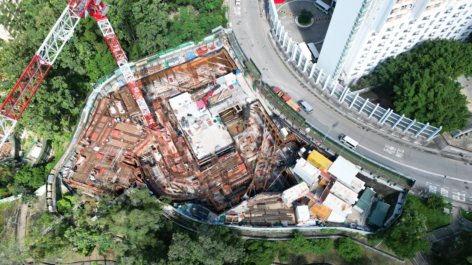大窩口道公營房屋工程：鄰近道路及樹林的地盤垂直航拍