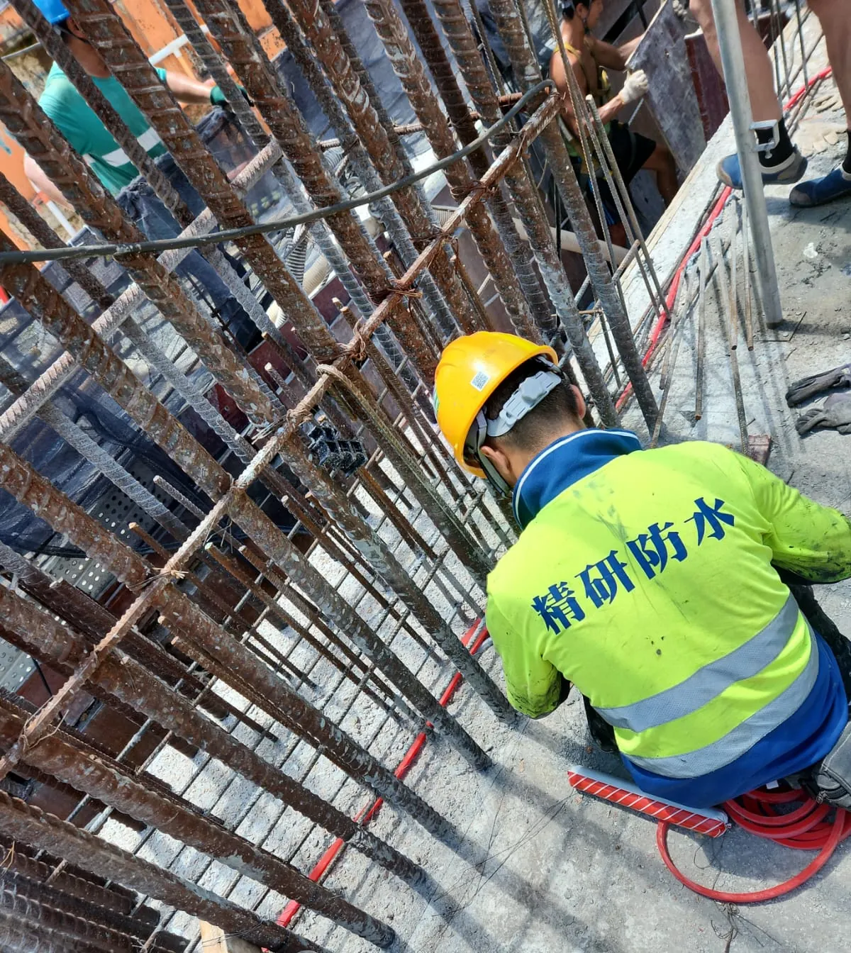 大窩口道公營房屋工程：工人在鋼筋牆底部進行施工