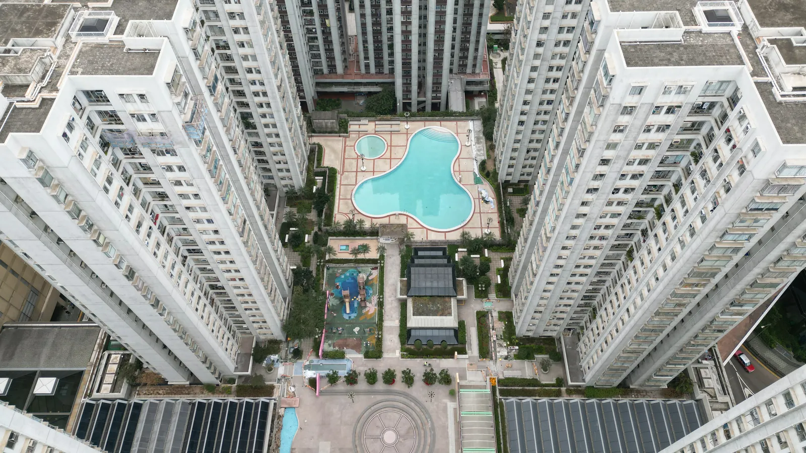 太古城中心住宅群、中央泳池及庭園的垂直航拍