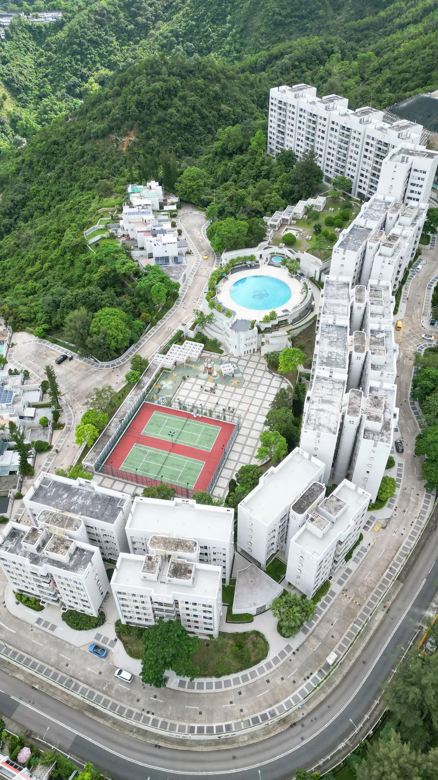 高空俯瞰華翠園住宅群、泳池和網球場,屋苑背靠綠色山坡