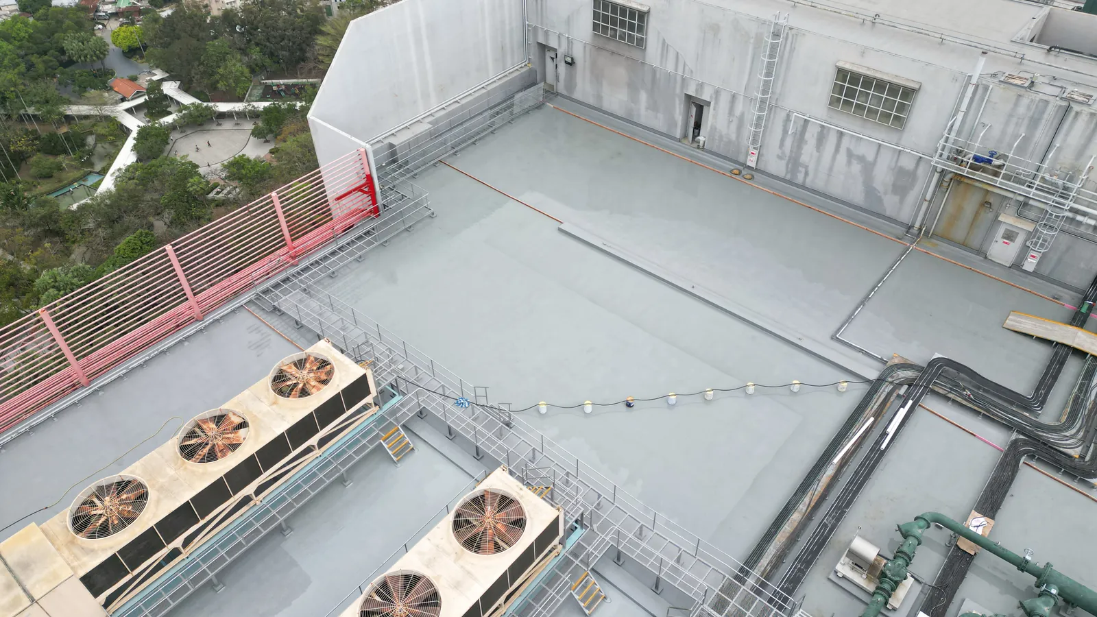 高處俯瞰屯門吉田大廈淺灰色屋面、冷卻設備及管道